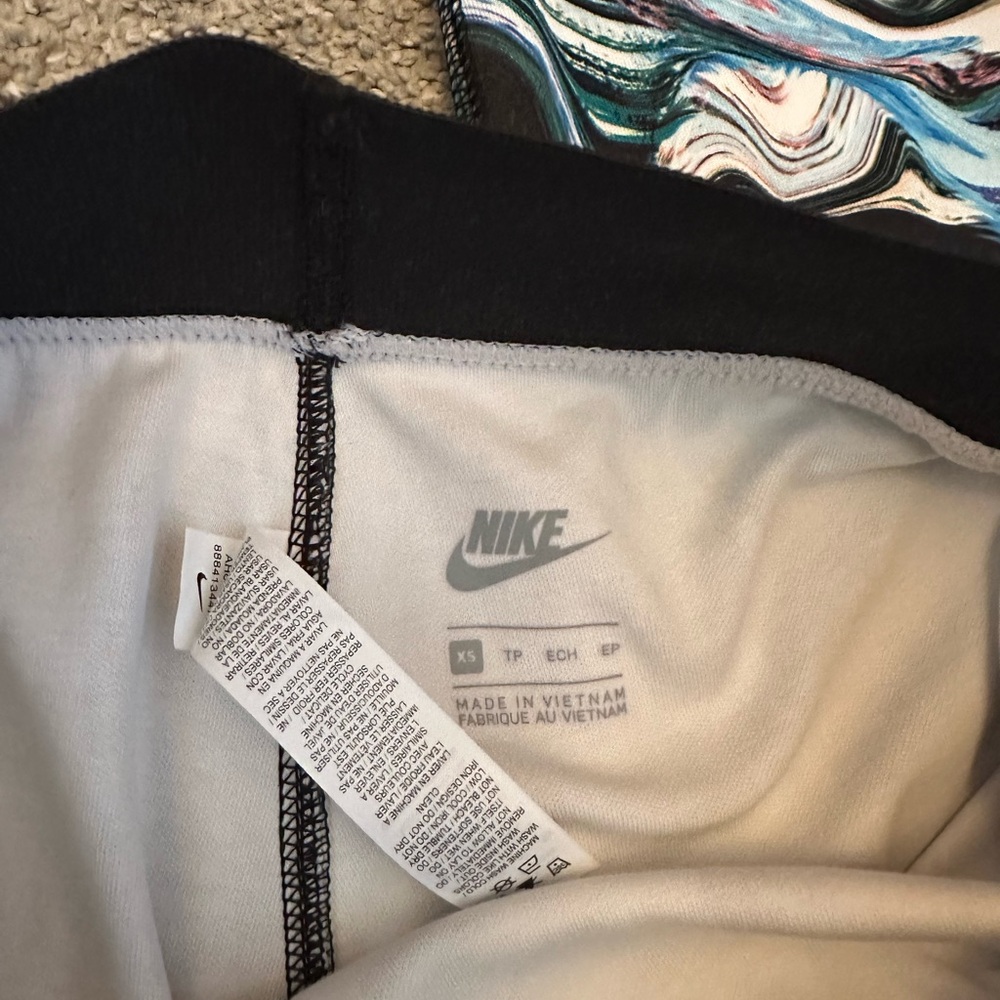 Gently used XS Nike watercolors legging - Picture 4 of 5